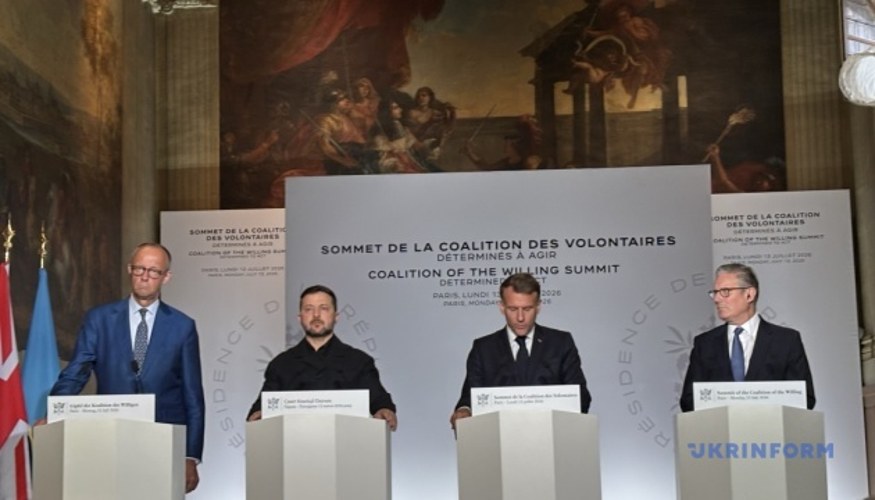 Кір Стармер на тлі логотипу Коаліції охочих під час виступу в Парижі