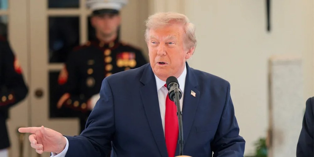 Дональд Трамп у Білому домі поряд із зображенням Ормузької протоки