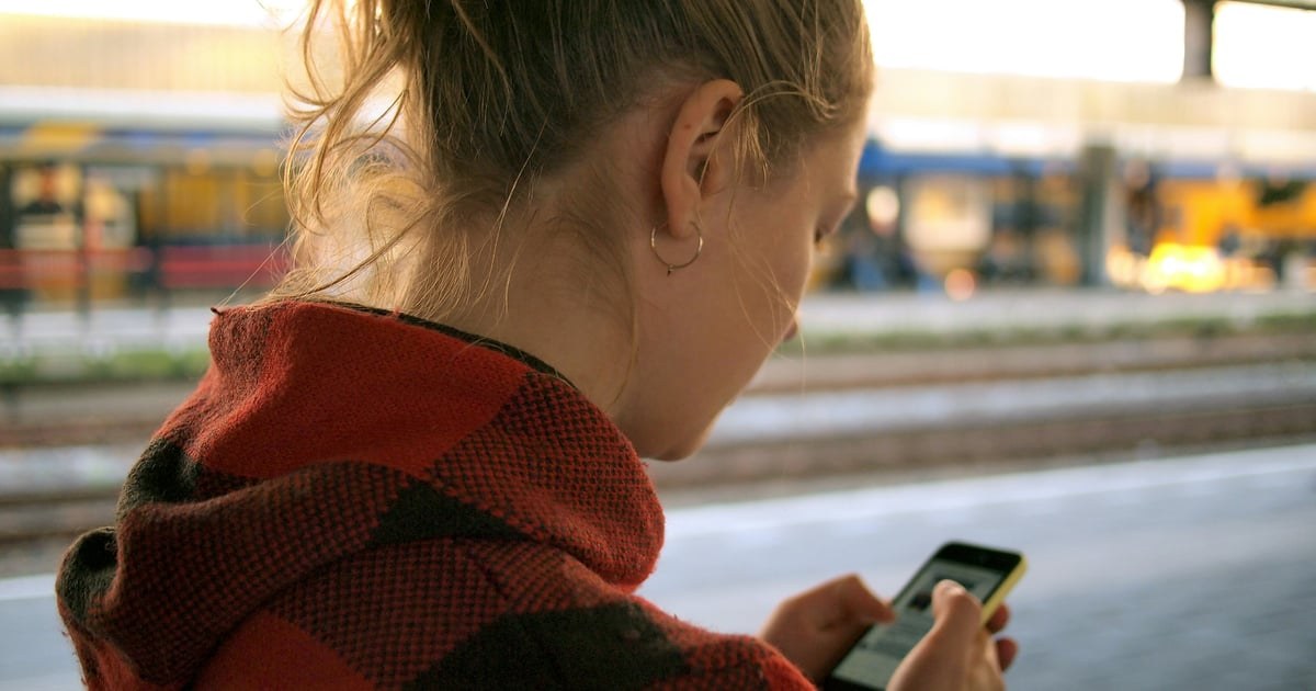 Ілюстративне фото: підліток зі смартфоном уночі