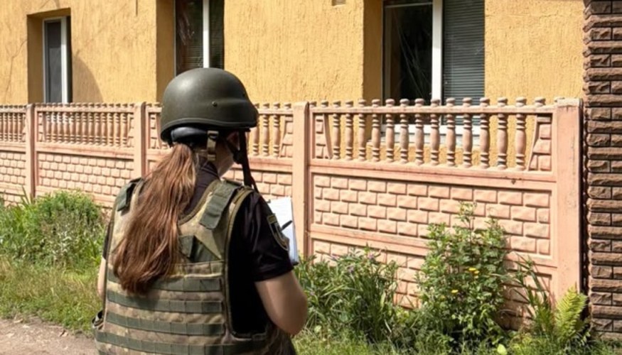 Патрульні поліцейські надають допомогу пораненому в Чернігові після атаки дронів 11 липня