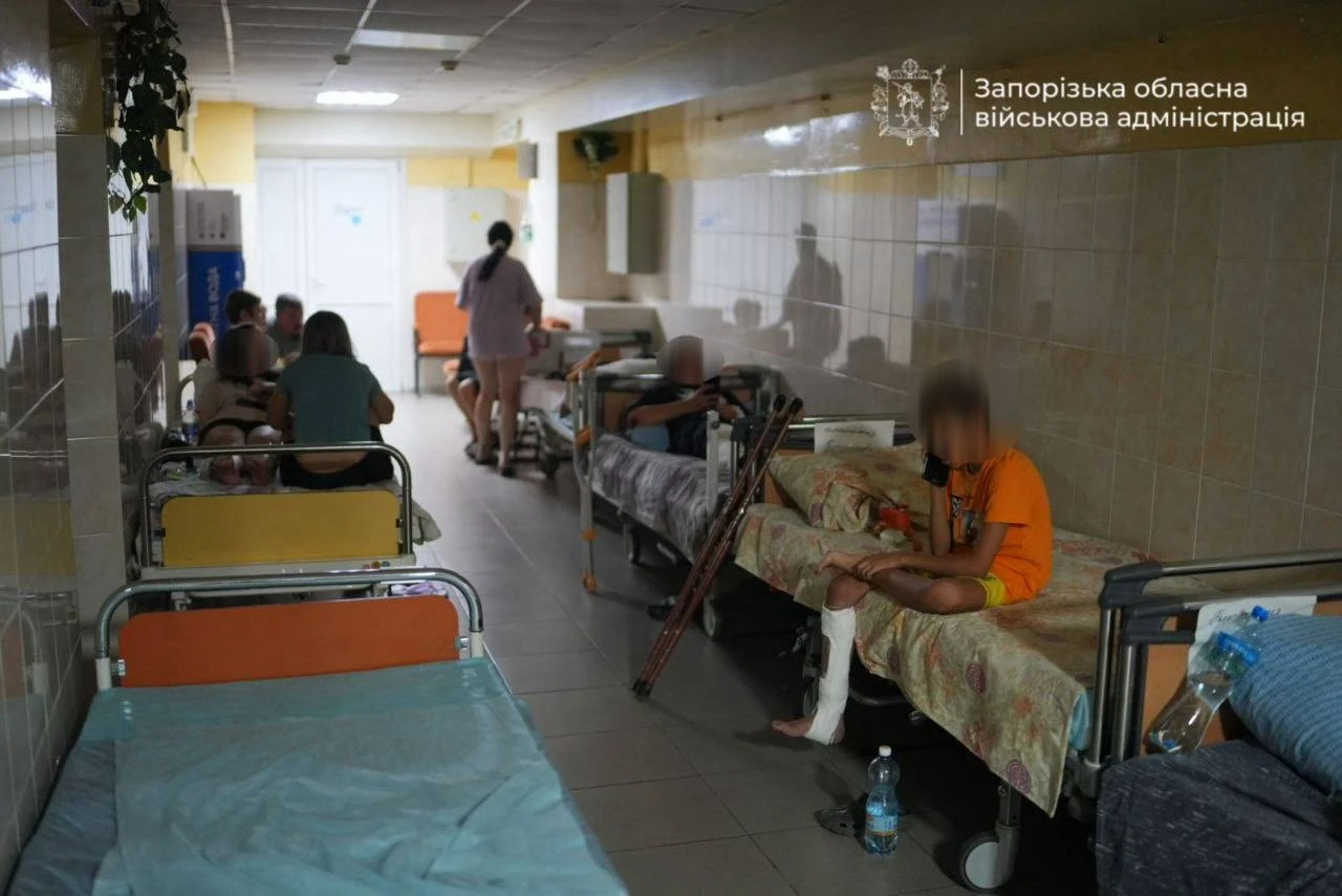 Наслідки російського обстрілу Запоріжжя 4 серпня: понівечені фасад та вікна дитячої обласної клінічної лікарні (фото