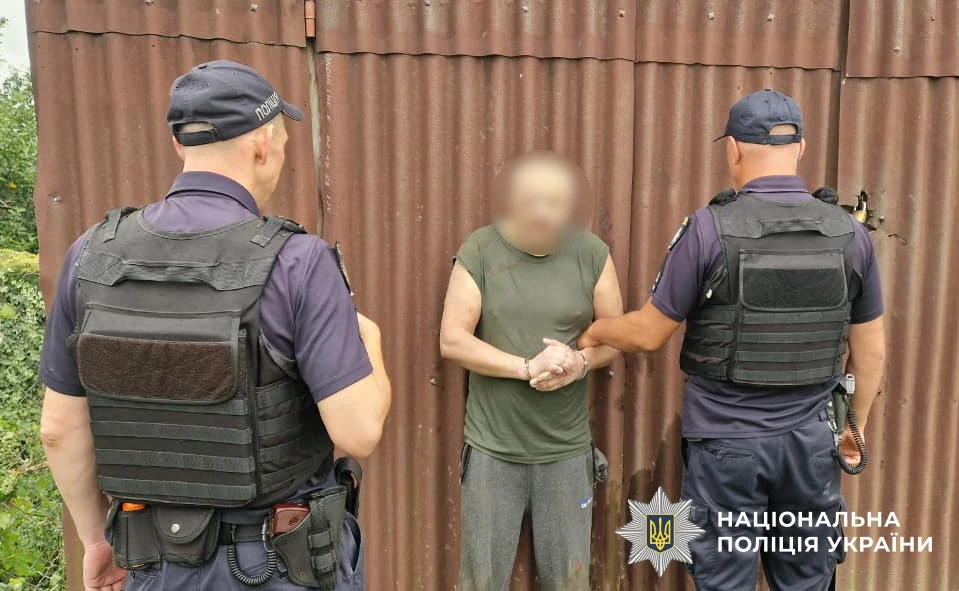 Поліцейські під час спецоперації із затримання 54-річного жителя села Їжівці на Буковині