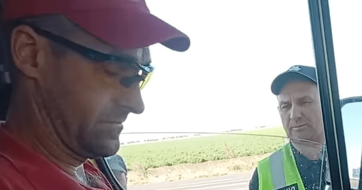 Скриншот відео з блокпоста, на якому затримано водія евакуаційної машини Товариства Червоного Хреста поблизу села Шевченкове