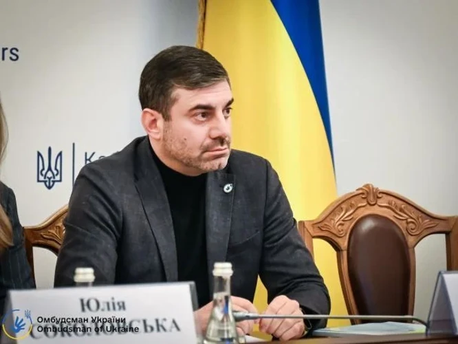 Поліцейські перевіряють евакуаційний автомобіль Товариства Червоного Хреста біля села Шевченкове на Миколаївщині