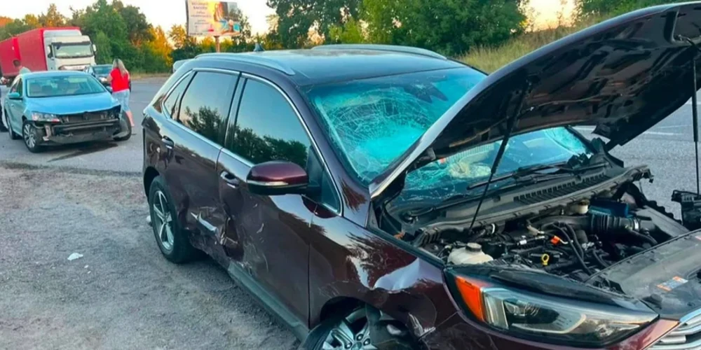 Місце ДТП за участю Lexus LM350h, Ford Edge та Volkswagen Passat на трасі М-30 поблизу села Садове Вінницького району