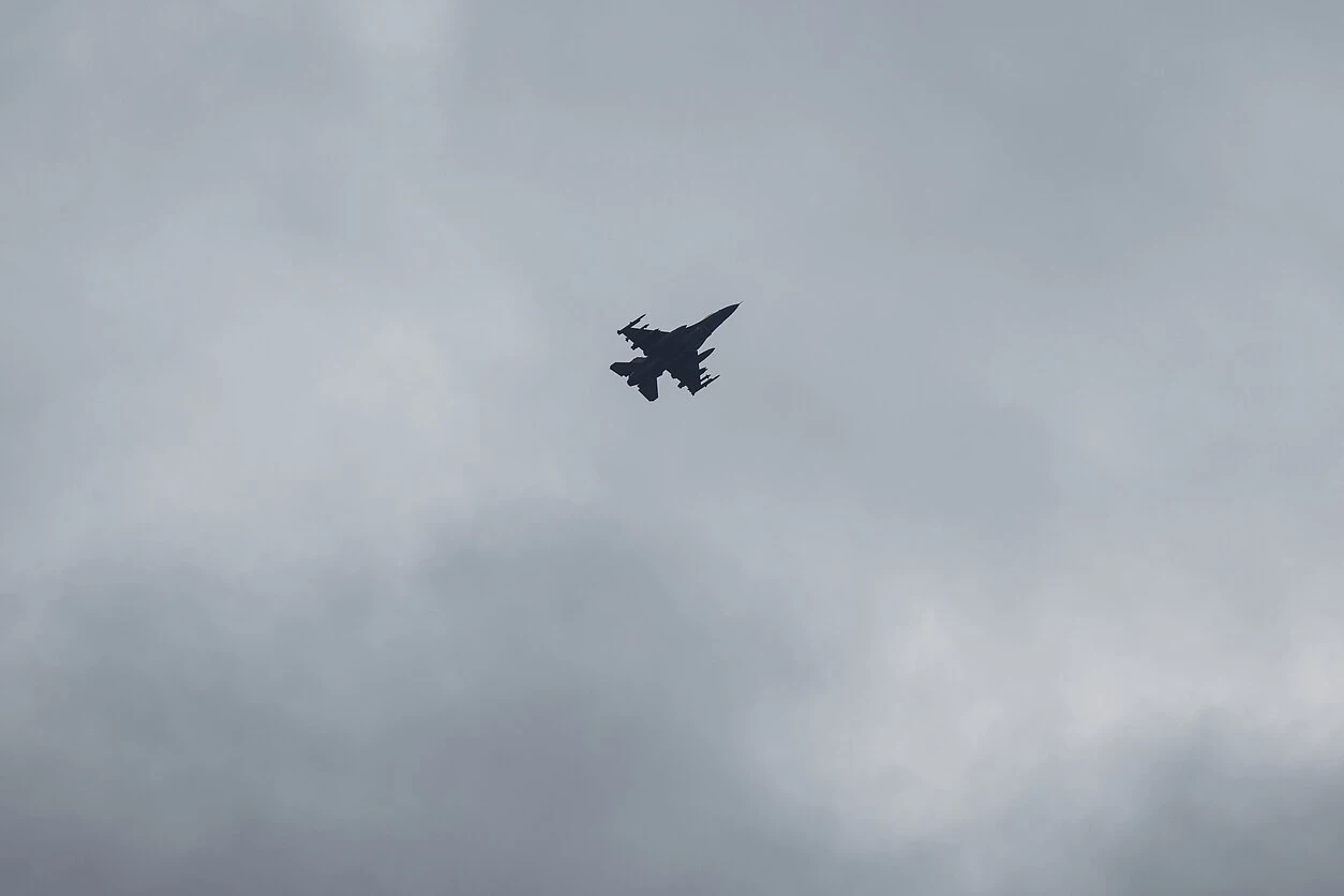Литва й Латвія запровадили повітряну тривогу через невідомий об’єкт у небі