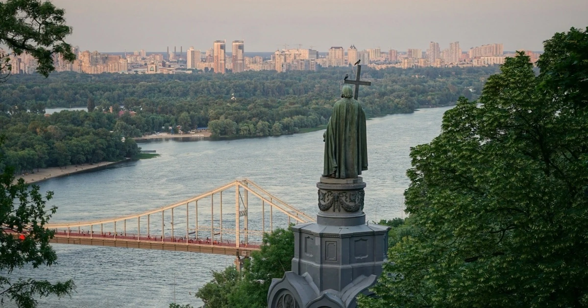 Дипломати біля будівлі посольства в Києві після спільної заяви про присутність у столиці