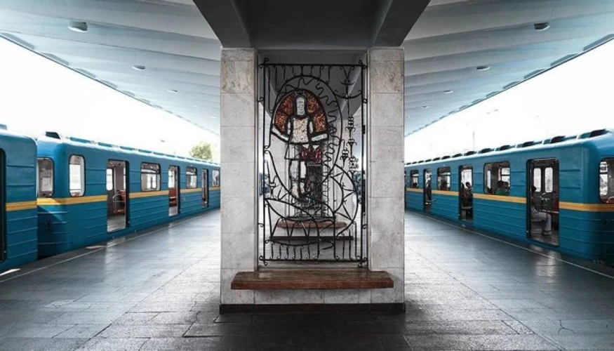 Рух червоною лінією метро в Києві поновлено: «Лісова» працює, «Чернігівська» — ні